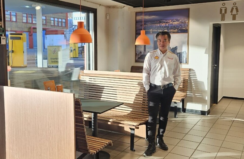 Phillip Nguyen ønsker velkommen til nyoppusset Shellstasjon på Rommen.