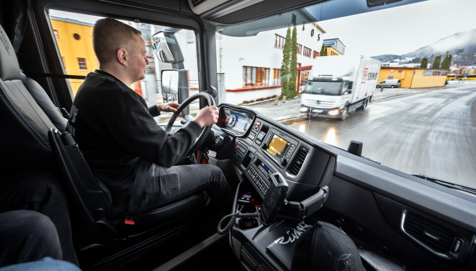 Christian Solberg på den første prøveturen i den nye elektriske lastebilen.