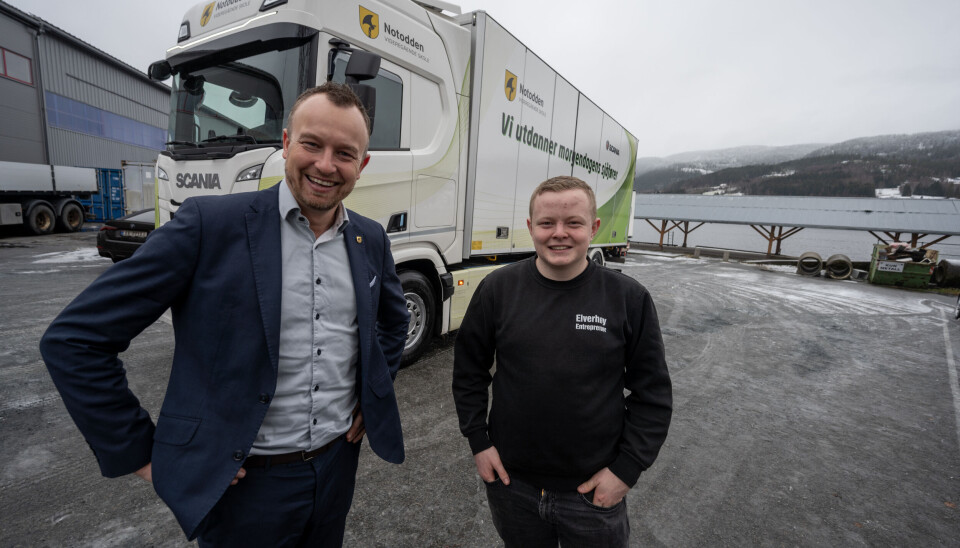 FØRSTE TUREN: Christian Solberg (t.h.) fikk med seg fylkesordfører Sven Tore Løkslid (Ap) på den første prøveturen i den nye elektriske lastebilen.