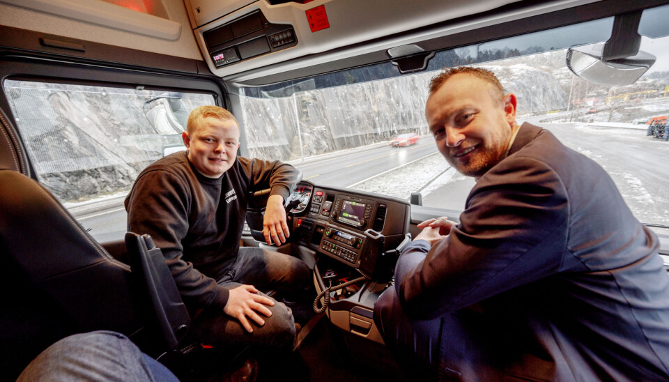 Christian Solberg (t.v.) fikk med seg fylkesordfører Sven Tore Løkslid (Ap) på den første prøveturen i den nye elektriske lastebilen.