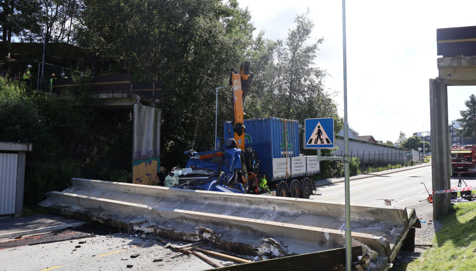 Førerhuset på kranbilen ble knust da Skjenlia bru i Olsvik utenfor Bergen ble revet ned av kranarmen.