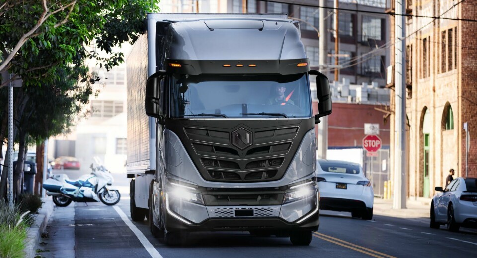 Nikola elektrisk lastebil på veien i Los Angeles.