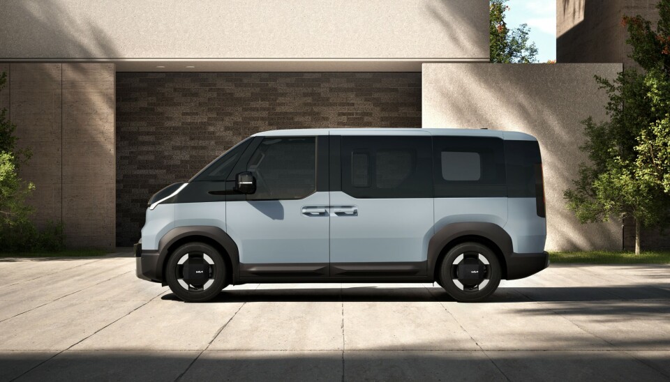 Minibuss-utgaven kommer samtidig som varebilen. Kanskje det blir en populær shuttlebuss på flyplasser?