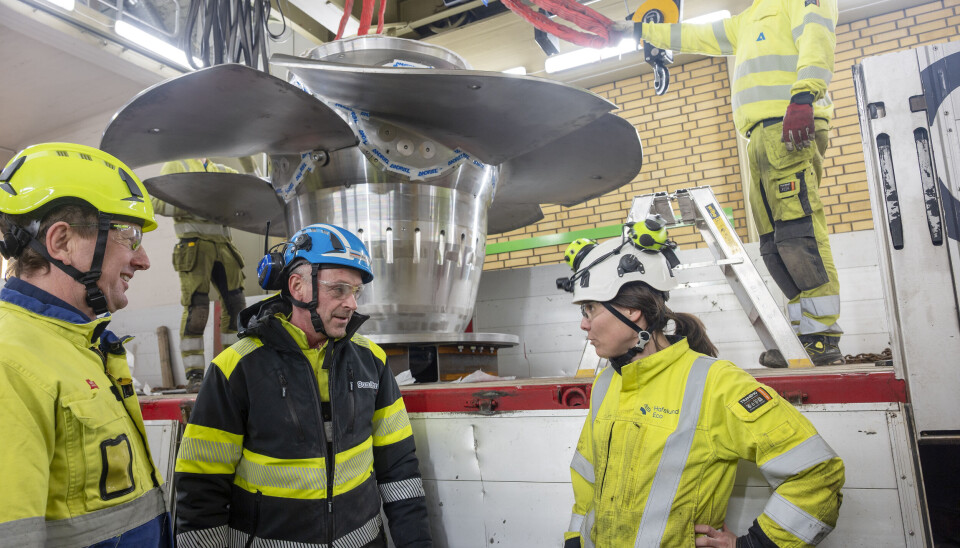 FORNØYDE: Kristian Glemmestad i Andritz Hydro (t.v.), Finn Arne Sundbrei fra Sundbrei Transport og Hafslunds prosjektleder Kristin Vestmoen er fornøyde etter at den første elektriske transporten av deler til vannkraftindustrien er gjennomført.