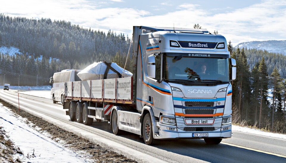 PÅ STRØM: Sundbrei Transport har transportert deler til Falsefoss kraftstasjon for Andritz Hydro som er hovedentreprenør for Hafslund. Dette er første store transport til norsk vannkraftindustri kjørt med elektrisk lastebil.