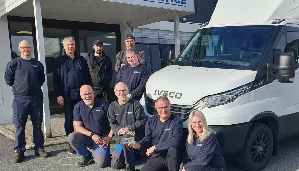 Prisen Dealer of the Year gikk til AS Autoservice, med en spesiell anerkjennelse til teamet ledet av Jorunn Einevoll og Per Seljeseth, for deres ekstraordinære innsats gjennom året. På bildet: Bak fra venstre: Andre Hamn, Per Seljeseth, Saulius Butrimavicius, Odd Rune Vee. Foran fra venstre: Bjarte Sunde, Per Atle Hallerud, Bjarte Nordnes, Jorunn Einevoll.