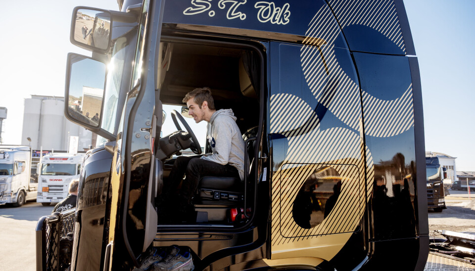 Sjåfør Christian Holland prøvesitter den nyeste trekkvognen til ST Vik, Norges første kunde som får levert nye Scania Super 80 lastebil.