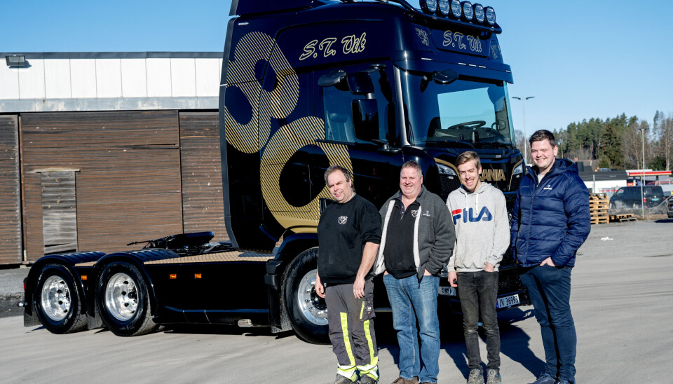NY BIL: Morten og Rune Vik, som driver ST Vik, kunne overraske sjåfør Christian Holland med ny Scania Super 80. Selger Jan Ove Fossum fra Scania Hønefoss kunne gratulere.