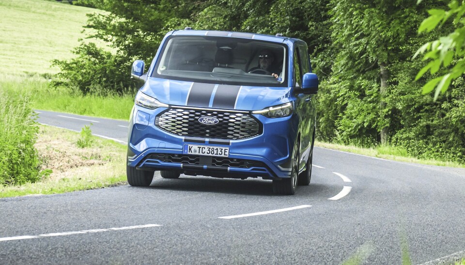 ARBEIDSHEST: Ford E-Transit Custom under testkjøring.