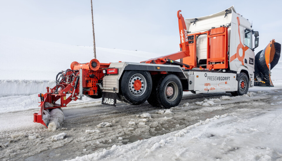 Presis Veidrift har sammen mes Statens vegvesen et pilotprosjekt på RV7 Hardangervidda med en elektrisk brøytebil. Lastebilen er en Scania 45 R 6x2*4 bygget med krokløft.
