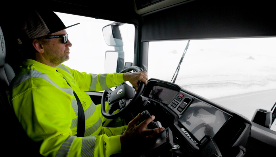Kjartan Eide-Fredriksen styrer brøytebilen med stødig hånd.