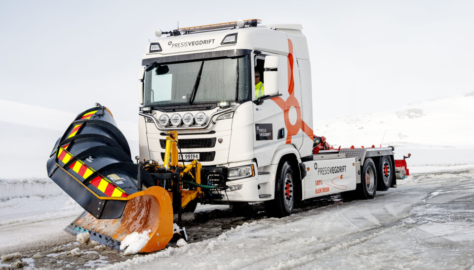 Den elektriske lastebilen som brukes i pilotprosjektet, er bygd for å kunne brukes til ulike oppgaver langs veien. Foran på bilen er det standard brøytefeste som gjør det mulig å bruke både diagonalploger og spissplog.