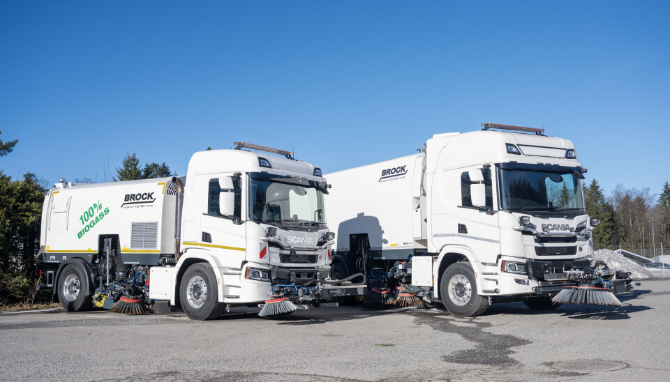 LITEN & STOR: Gassbilen foran har en oppsamler på 6 kubikk mens dieselbilen har oppsamler på 12 kubikk.