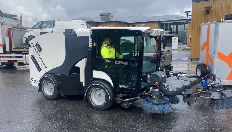 Feiing og spyling av veibane, gang- og sykkelveier er del av driftskontrakten. Foto: Statens vegvesen