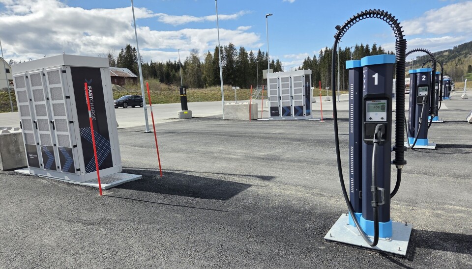 Paal Berg (innfelt, t.v.), CMO i Fastcharge og grunneier Per Hatterud ser frem til å fylle den nye ladeplassen med elektriske lastebiler som kan benytte seks dedikerte 400 kW ladepunkter.