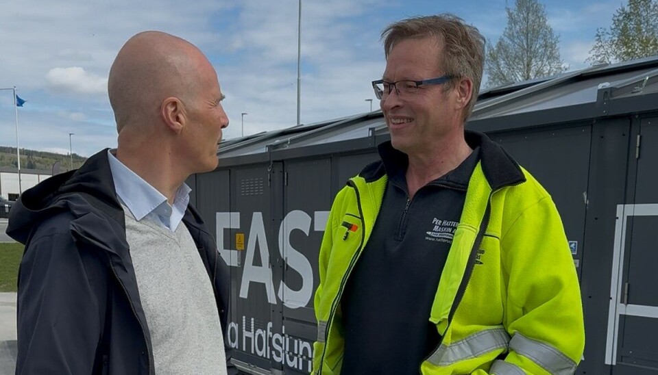 Paal Berg (innfelt, t.v.), CMO i Fastcharge og grunneier Per Hatterud.