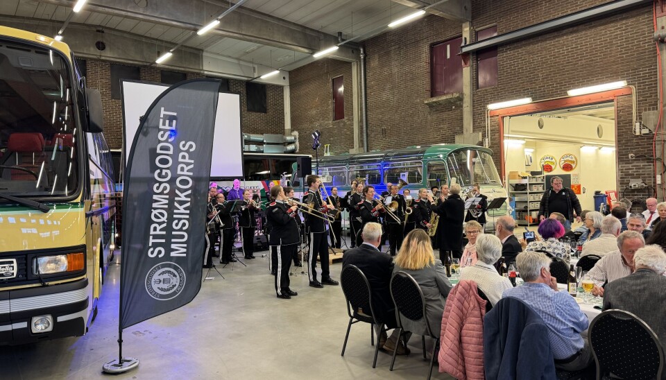 Strømsgodset Musikkorps bidro til stemningen med både musikk og drilltropp, og jubileet ble akkurat så feststemt som en 75-årsdag fortjener.