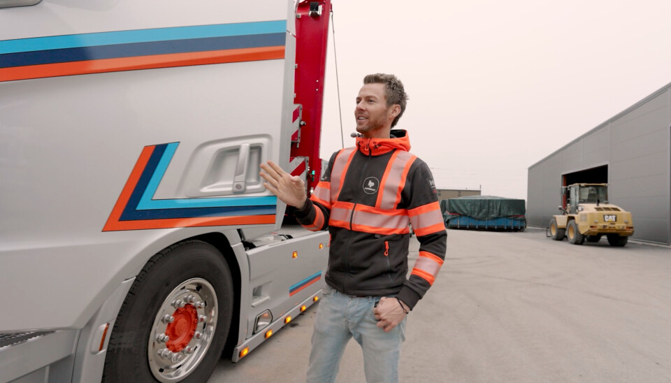 Eirik «Viddatassen» Gjestmoen mener lastebilen skal være så ren at du kan miste en skive leverpostei med pålegget ned – og fortsatt kunne spise den..