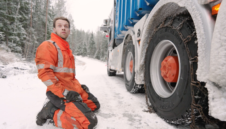 Langtransportsjåfør Sondre Sjong lar seg ikke stoppe av litt vinter.
