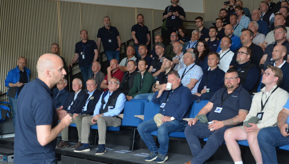 FULLSATT: Auditoriet i Volvo Maskins imponerende nyanlegg var fullsatt da administrerende direktør i Volvo Trucks Norge, Karstein Ahlin, ønsket velkommen.