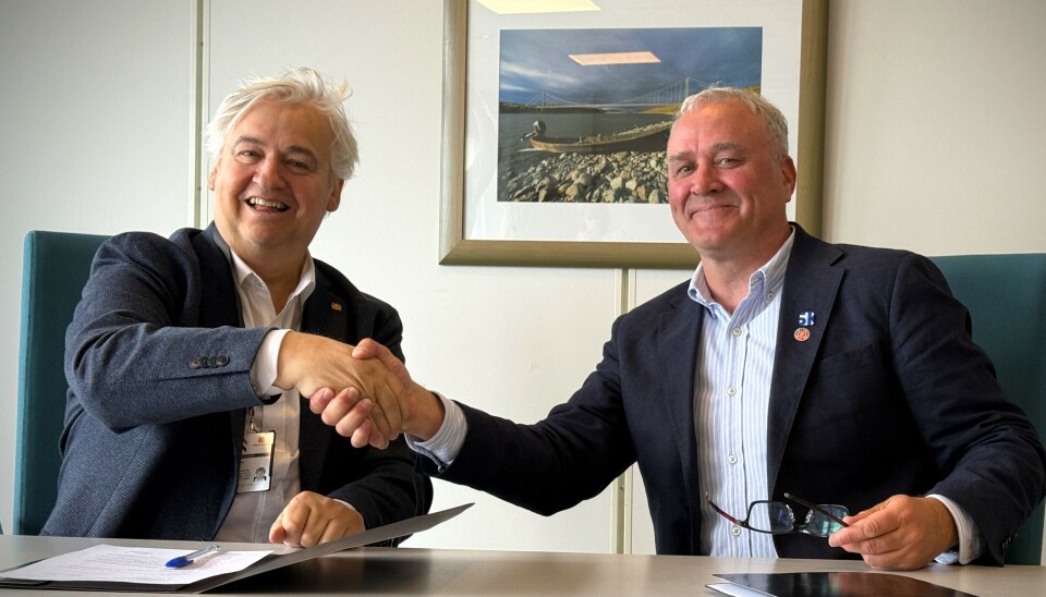 I Bodø: Her signer utbyggingsdirektør, Kjell Inge Davik i Statens vegvesen og Konserndirektør anlegg, Anders Geirsta i Skanska kontrakten som vil bety mye for mange.