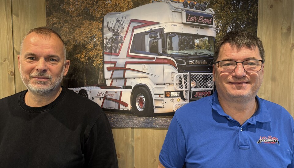 Brødrene Morten (t.v.) og Arild Sand, som er henholdsvis transportleder og daglig leder i firmaet som faren etablerte i 1975.