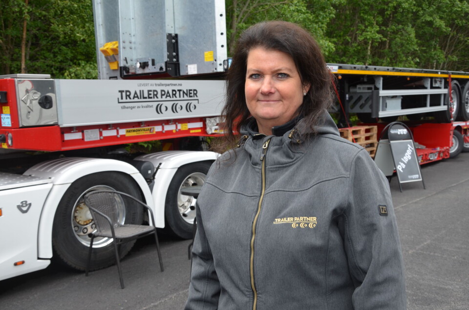 TILHENGERUTSTYR: Trailer Partner var også på plass på åpningsdagen. Firmaet – som holder til på Borgeskogen – leverer blant annet verktøykasser og annet tilbehør til tilhengere, forteller daglig leder Ann-Kristin Smestadmoen.