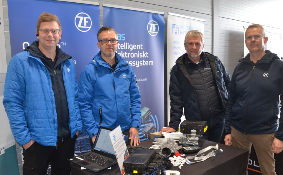 ZF: ZF er et navn med god klang i bilbransjen, både på den lette og tunge siden. Selskapet var representert på Bevola Norges åpningsdag, blant annet med produkter fra Wabco, som ZF kjøpte opp i 2020. På produktprogrammet står blant annet pneumatiske bremsesystemer og -ventiler, sensorer mm. Bevola har vært på kundelisten siden 2017. Fra venstre Andreas Brink, Mattias Lindqvist, Karsten Pedersen og Terje Karlsen.