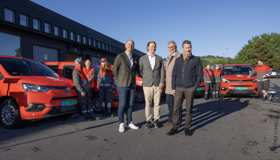 HAR SIGNERT AVTALE: Fra venstre foran: Fredrik Matheson og Christian Riisnes, Toyota Norge. Øyvind Tharaldsen fra Toyota Oslo, Frode Skallerud fra Posten.