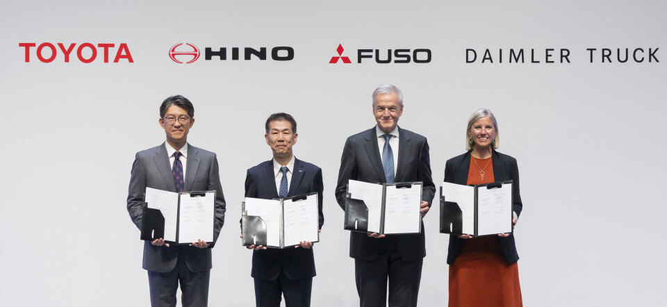 SIGNERTE AVTALE: Fra venstre: Koji Sato, CEO for Toyota Motor Corporation, Satoshi Ogiso, CEO for Hino Motors Ltd., Karl Deppen, CEO for Mitsubishi Fuso Truck and Bus Corporation, og Karin Rådström, CEO for Daimler Truck AG.