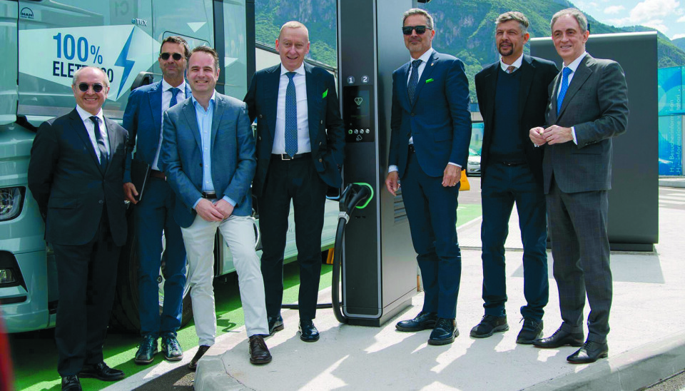 Det ble et skikkelige herreselskap (bare en av sju uten slips!) da den nye Hyperladeren åpnet på A22 ved Bolzano Sud i slutten av mai.