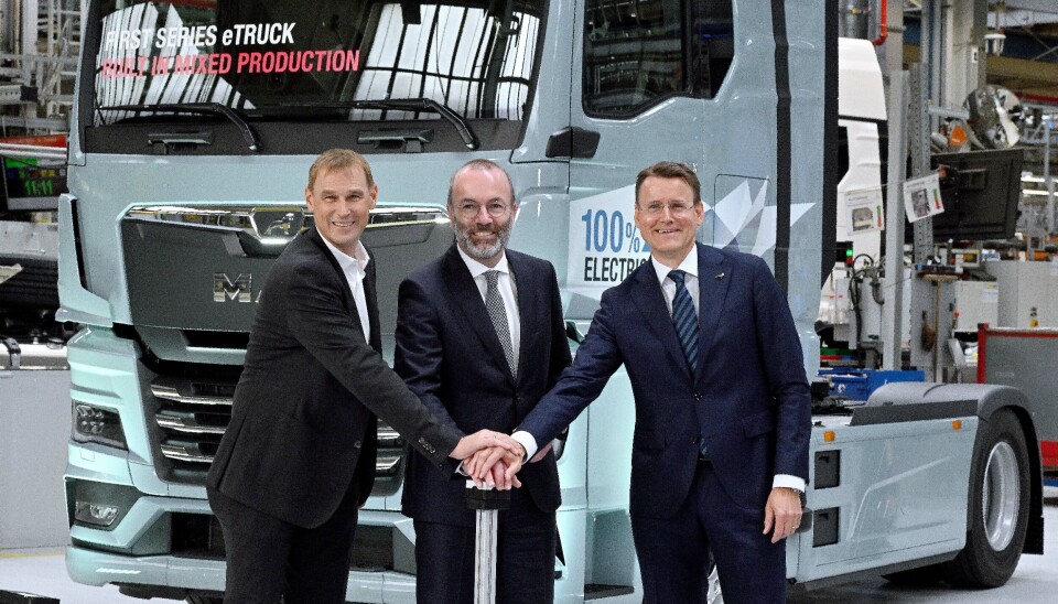 ÅPNET BALLET: MANs produksjonssjef Michael Kobriger (f.v.), sammen med Manfred Weber, medlem av Europaparlamentet og leder for EPP, og MANs CEO Alexander Vlaskamp.