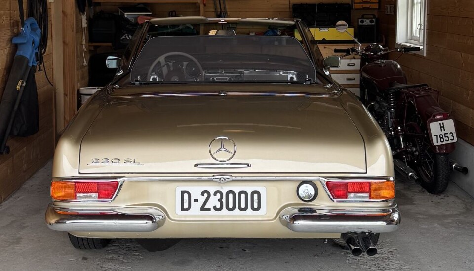 PS. I en av garasjene til Kjetil Aasberg står også en gammel perle: en klassisk Mercedes-Benz SL Pagode. Kjetil har en stor lidenskap for Mercedes, noe han har arvet fra faren – som i sin tid var salgssjef hos Mercedes-forhandleren i Kongsvinger.
– Jeg har nok arvet mye av entusiasmen min derfra, konstaterer han.