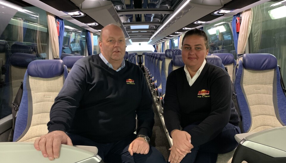 – Vi bestemte oss for å beholde bussene, men måtte permittere ansatte. Det var økonomisk tøft, men vi tenkte langsiktig. Kundene våre kom tilbake, og da var vi klare, sier Kjetil Aasberg og Anja C. Kleven.