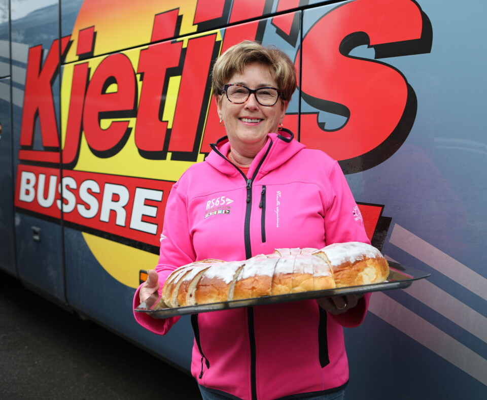 ALLTID KRINGLE: I tillegg til å håndtere kundebestillinger, har Kjetils mor, Annie Aasberg, bakt kringler til hver eneste busstur i over 30 år. Du kan jo regne 2-4 kringler per busstur, så kan du gange det med 120 turer i året. Et anselig antall kringler!