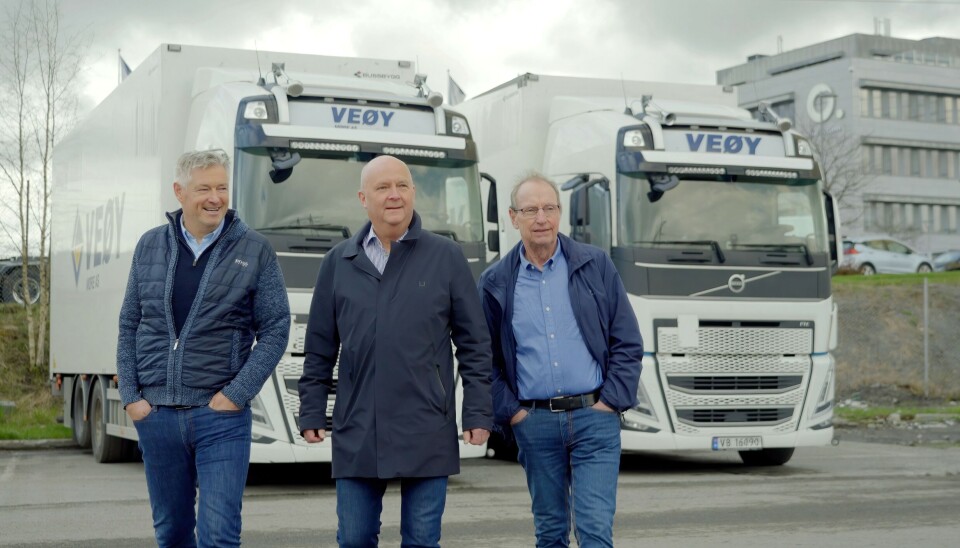 KLARE FOR FEIRING: Veøy-ledelsen, her ved Espen Angvik (fra venstre), styreleder og markedsdirektør, Lars Elling Bjåstad, konsernleder og Arne Langseth, eier av Veøy-konsernet.