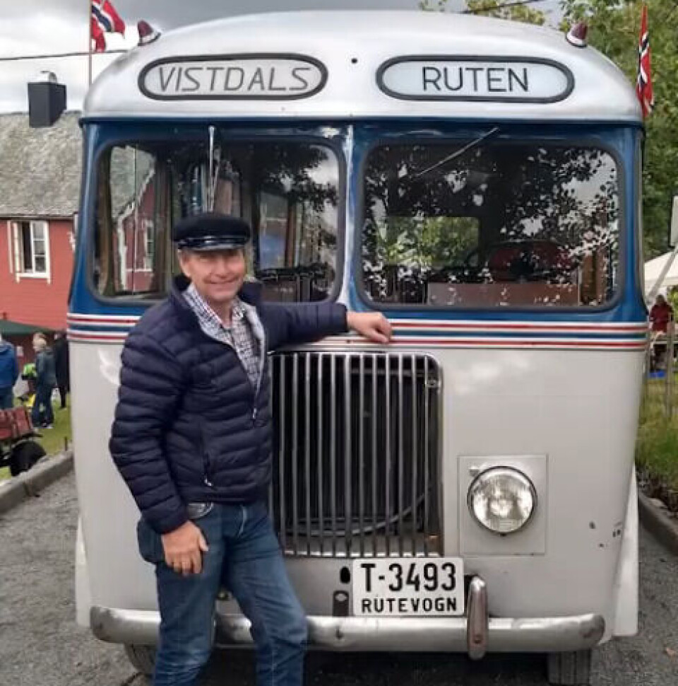 Denne Internationalen fra 1931 har en spesiell historie. I den første perioden den gikk i Trondheim, for Autobuss AS, ble det bygd nytt tre-karosseri hos Berg karosseri på Byneset.
Den ble omgjort i fra «snutebuss» til Bulldog.
Eidsvåg Auto kjøpte den i fra Trondheim.
De fikk den ikke til å fungere.
Kristian Langseth kjøpte den rett etter krigen, og fikk den til å fungere.
Chevrolet motor – Universal gearkasse og Ford bakende.
Ble brukt som reservebuss til godt ut på 1960-tallet.
Ble restaurert av Veøy rundt år 2000.
Filmstjerne i «Kongens Nei» og «Gulltransporten». Vises her frem av en stolt Arne Langseth.