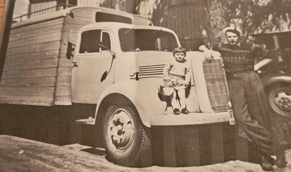 Denne Mercedes 1951-modellen fikk sitt påbygg da Solemdal karosseri bygde stålet og Kristian Langseth stod for trearbeidet. Gikk som melkerute mellom Vistdal og Åndalsnes i ca. 6 år, før den ble avløst av en ny, lignende bil.
Gikk videre som suppleringsbil en dag i uken, samt rute til/fra Molde 2 dager i uken, frem til ca. 1964.