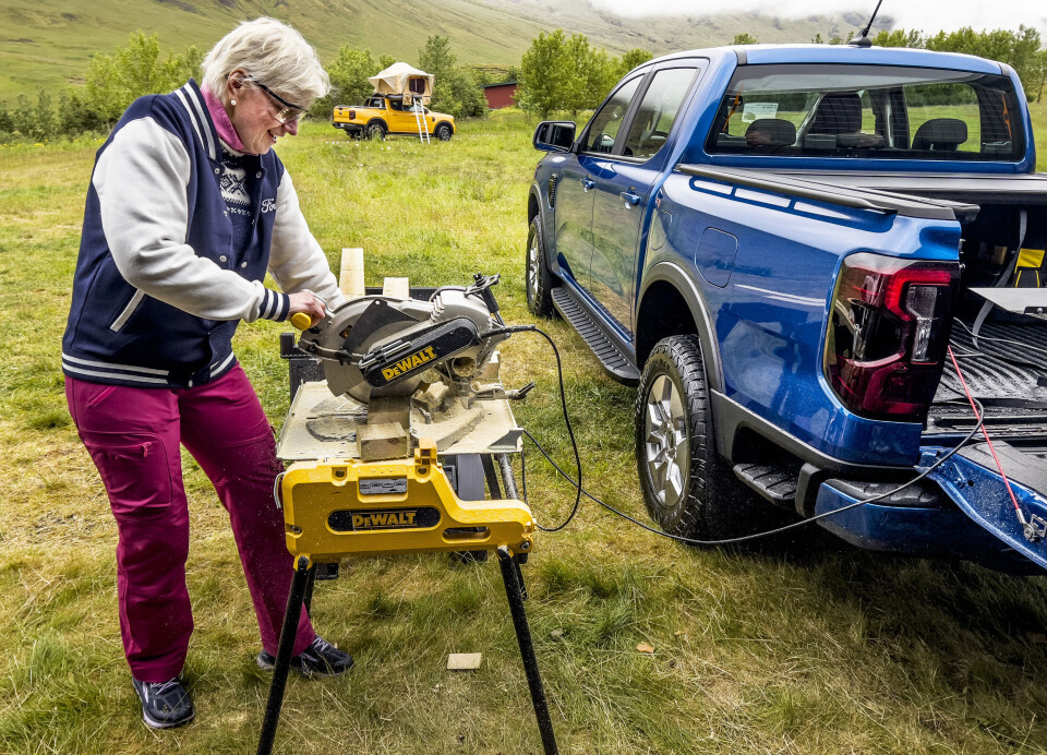 Informasjonsdirektør Anne Sønsteby kapper til materialer. Strøm hentes fra bilen.