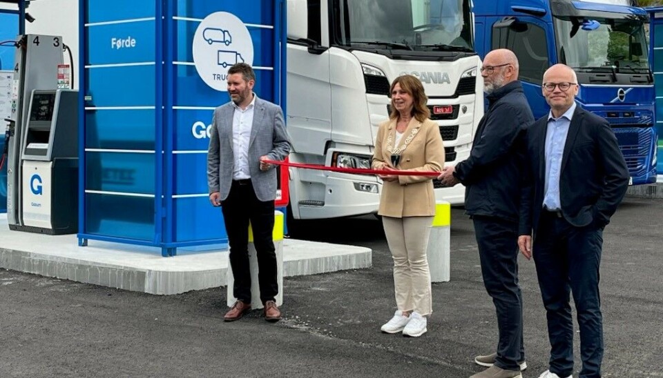 SNORKLIPP: Bjørn Røst Kjørmo fra Grønt Landtransportprogram (t.v.), ordfører Jenny Følling (Sp) i Sunnfjord kommune, Rune Herje i Kolly som er en del av Reitan-konsernet og Jogeir Munkeby fra Gasum.