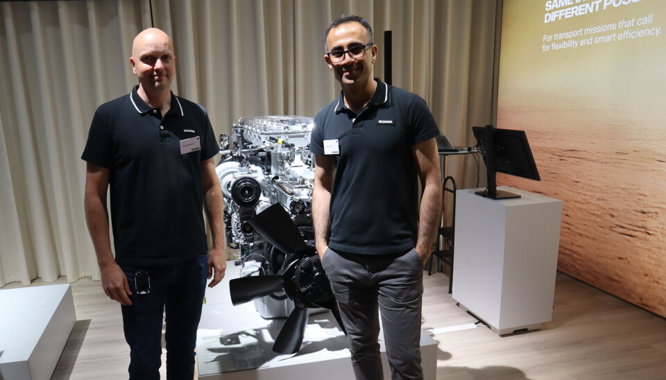 Assisterende sjefsingeniør Tomas Björnelund (t.v.) og produktsjef Ayyoob Zarmehri i Scania kjenner nye Super 11 ned i minste detalj, og tok oss med på et dypdykk ned i konstruksjonen.
