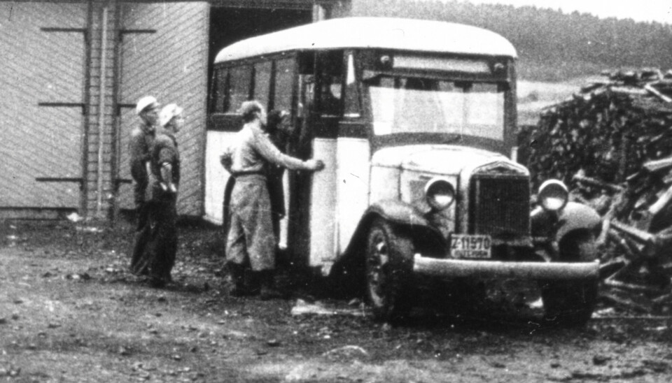 KNOTTPRODUKSJON: Vedlageret på dette bildet kan tyde på at det er fra tiden da Farmand laget egen knott til å kjøre bussene med.