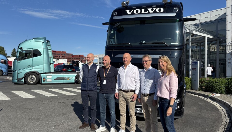 PÅ FURUSET: Fra venstre: Bjørn Sverre Erikstein (Service Market & Retail Director Volvo Trucks Norge), Karstein Ahlin (administrerende direktør Volvo Trucks Norge), Lars Elling Bjåstad (konsernsjef i Veøy), Roger Alm (Administrerende direktør i Volvo Trucks) og Jessica Sandström (Senior Vice President i Volvo Trucks) fotografert utenfor Volvo Norges hovedkontor på Furuset i Oslo.