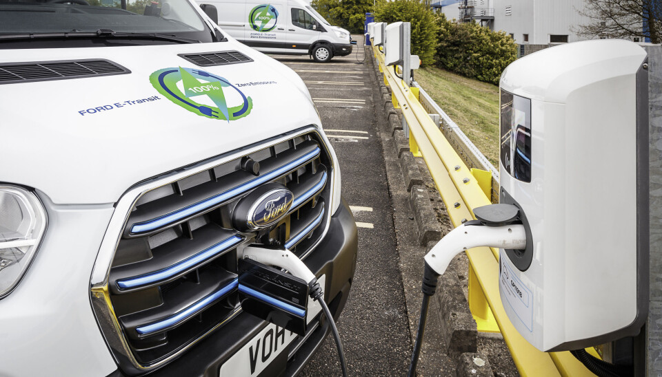 Hvor er det mer fordelaktig å anskaffe elektrisk nyttekjøretøy, enn dieseldrevet? Det har Transport & Mobility Leuven i Belgia forsøkt å finne ut. Ford E-Transit som lader