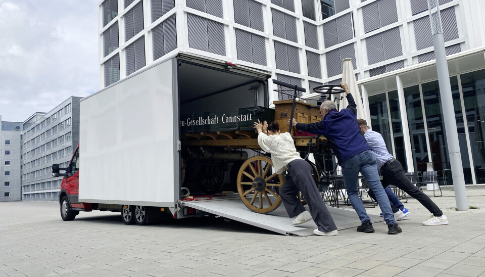 Det må litt muskelkraft til for å håndtere den 129 år gamle bilen.