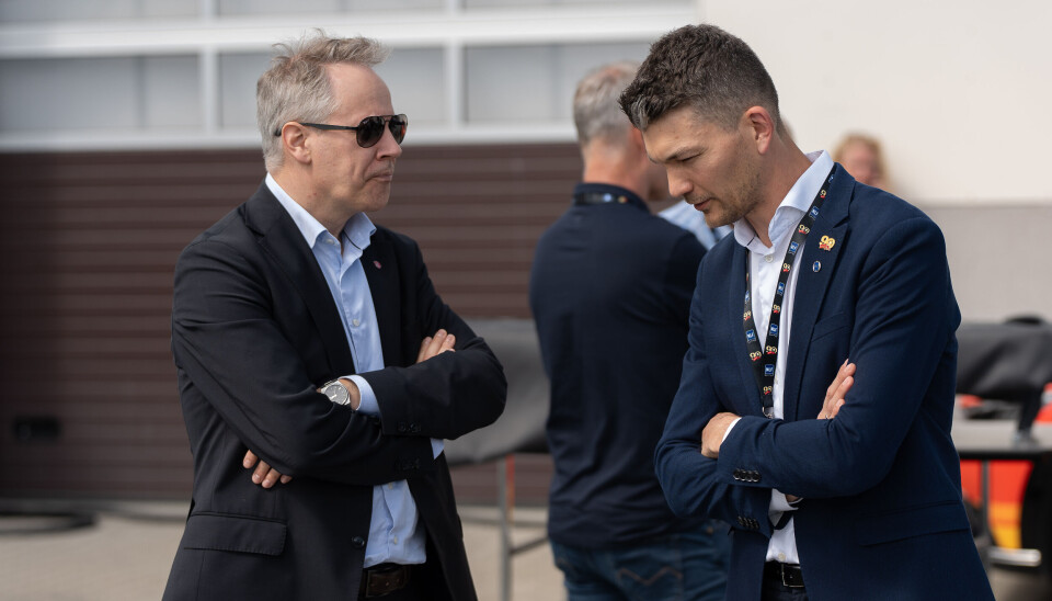 NLF-direktør Knut Gravråk (t.h.) tar det som en NLF-seier at Enova nå lytter og relanserer støtteordningen for bedriftslading av tunge kjøretøy. Her sammen med samferdselsminister Jon-Ivar Nygård (Ap) på NLFs landsmøte i sommer.
