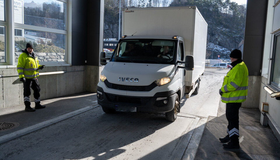 Varebiler som transporterer gods mot vederlag innenfor Norge og har tillatt totalvekt mellom 2,5 og 3,5 tonn, skal ha nasjonalt varebilløyve fra 1. januar 2026. Det vil være krav om ett løyve per kjøretøy.
