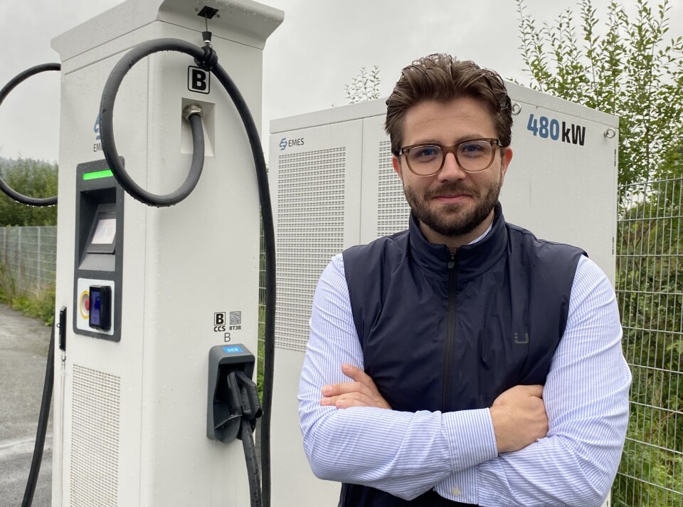 – Noe jeg tror mange vegrer seg for i dag, er å bli stående i ladekø. Derfor mener jeg det er svært viktig at man i det minste har over-natten-lading internt med små 50 Watts ladere. Så er det de som går lenger og investerer i hurtigladeanlegg, sier Sverre Myrvold Bjerve i Børstad.