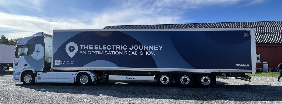 Scania-fabrikken skal ut på et omfattende elektrisk road show i Europa, og sendte bilene først til Norge.