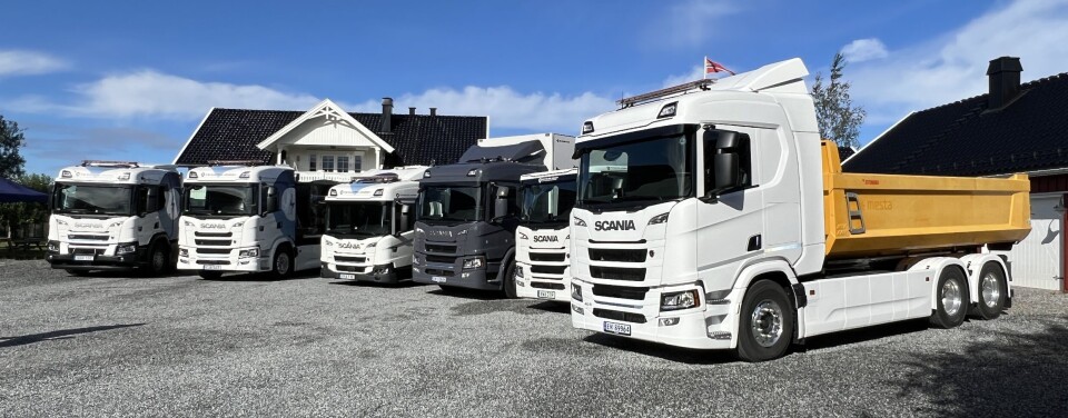 Seks av de totatlt ni elektriske lastebilene Norsk Scania viser frem for kunder.